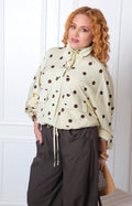Chamarra beige con estampado de puntos de la marca Boutiquemirel, estilo casual de blusas regulares, visible en la imagen.