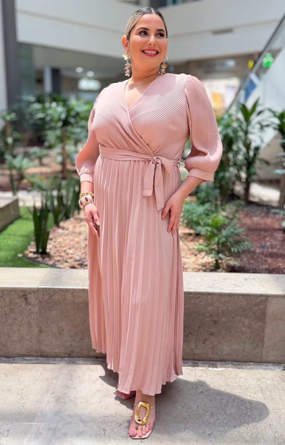 Vestido plisado con escote cruzado