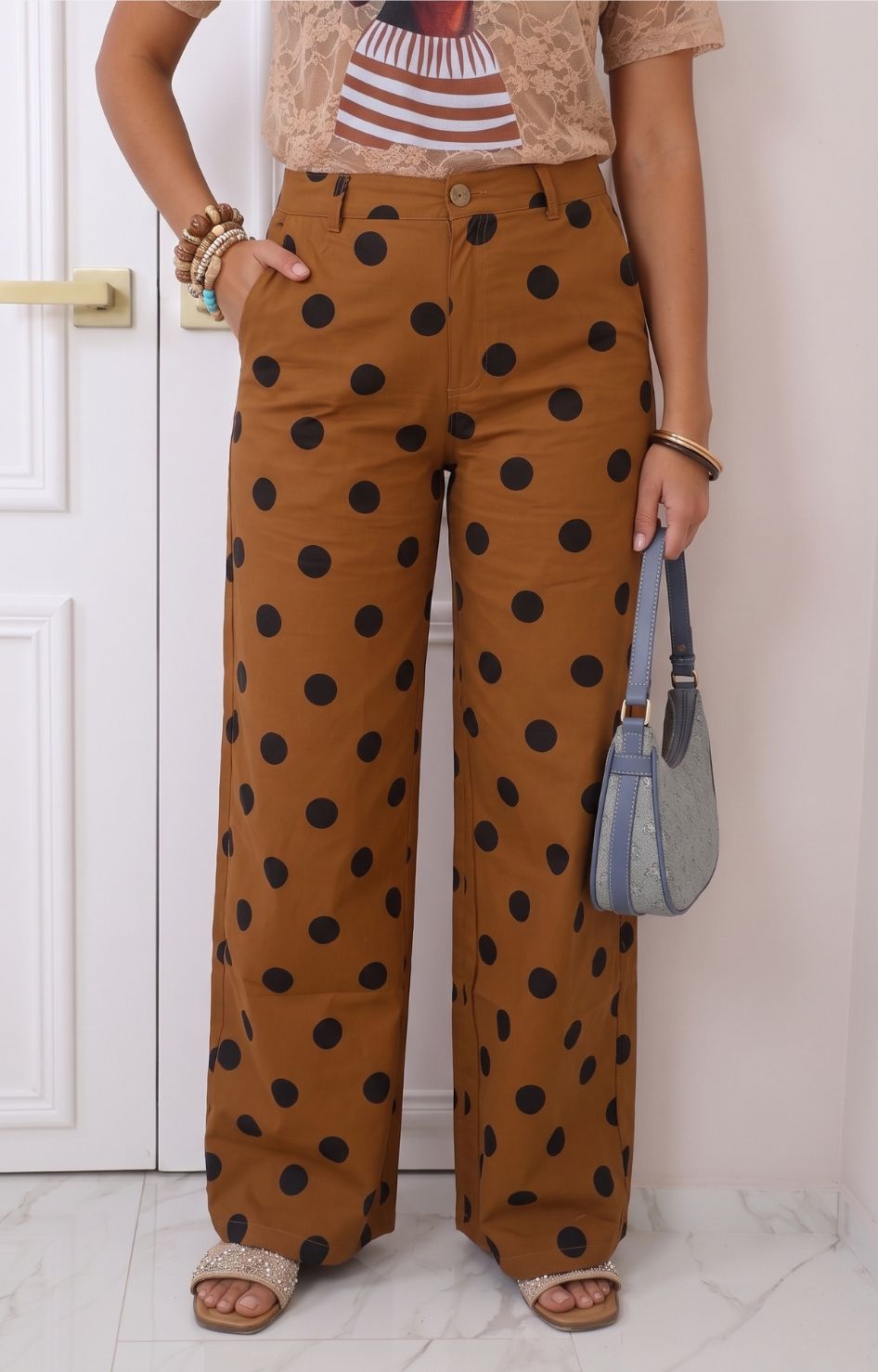 Pantalón kaki con estampado polka dots