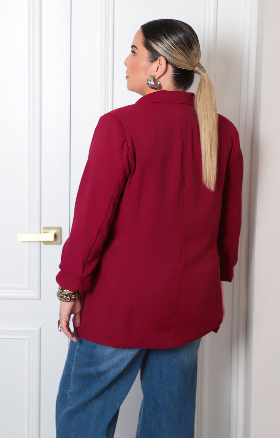 Saco curvy Boutiquemirel con mangas globo en color neutro, diseñado para un look moderno y elegante.