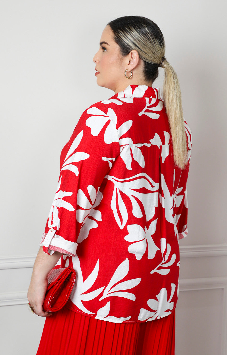 Blusa con estampado floral blanco y botones dorados
