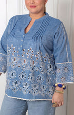 Blusa de mezclilla con bordado