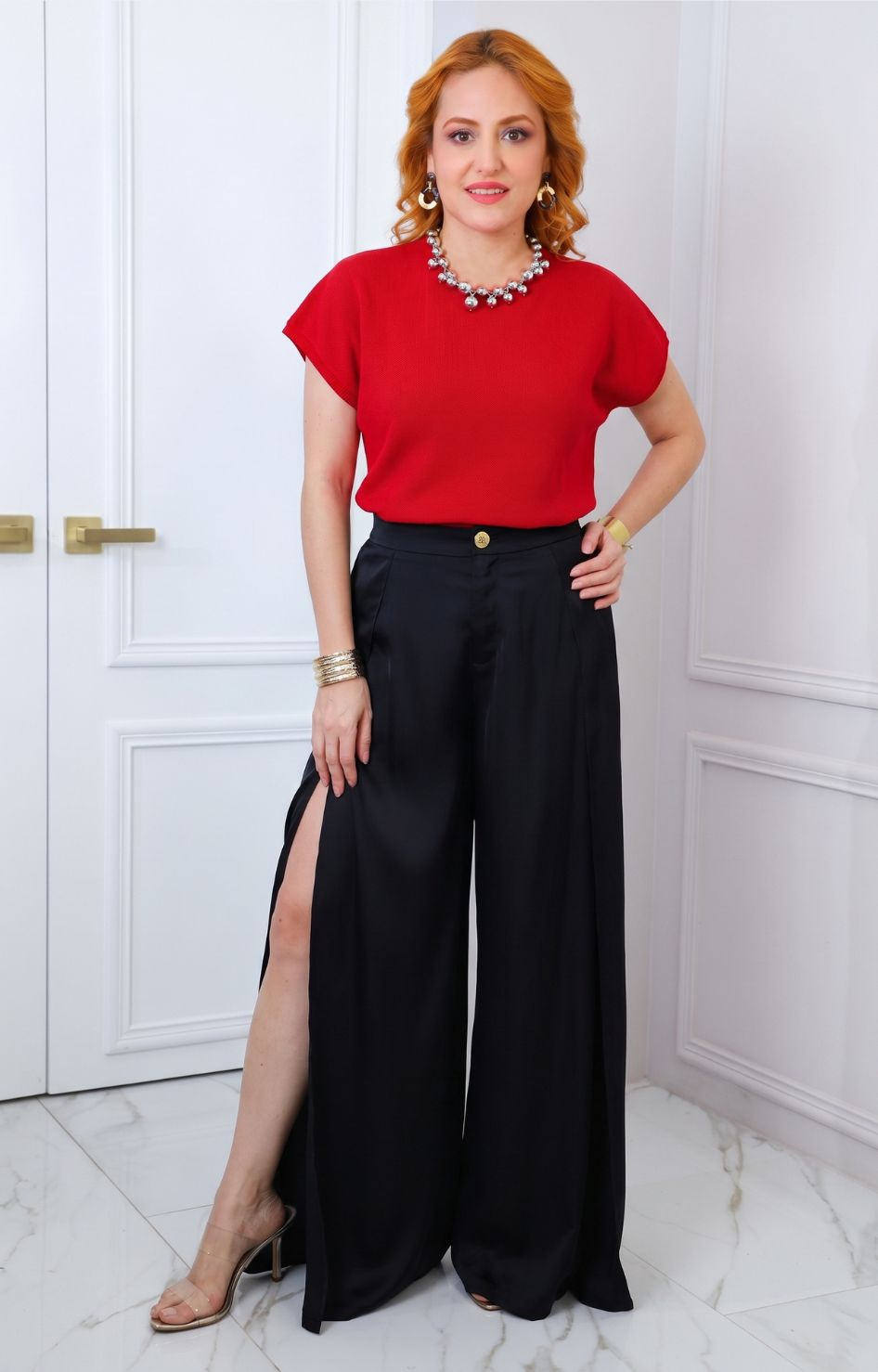 Blusa roja con cuello de esferas