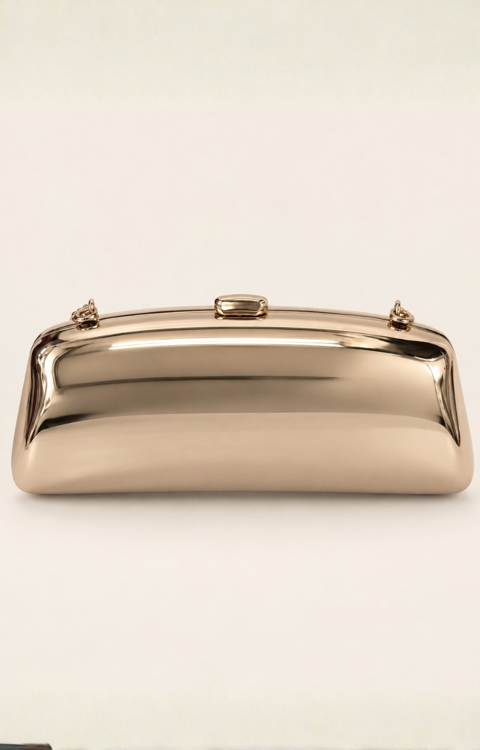 Bolsa clutch metálica dorada con cadena