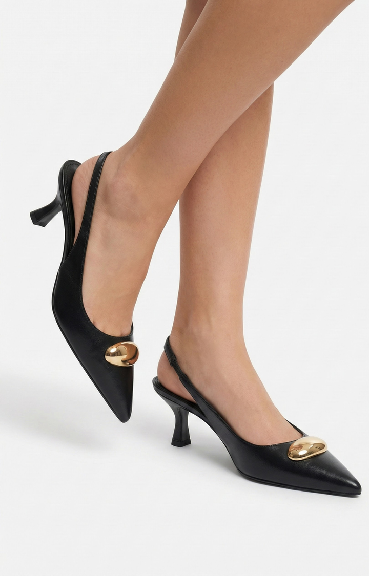 Zapatilla negra con dorado