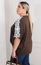 Blusa café con detalle de encaje