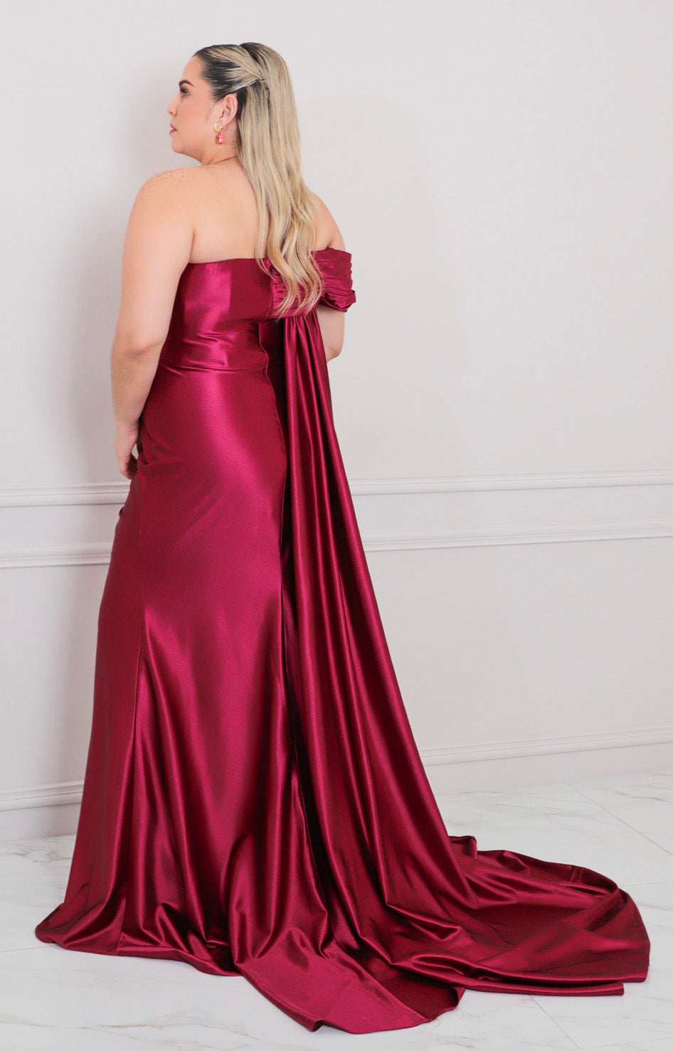 Vestido vino satinado con flor en el hombro - VESTIDO LARGO CURVY Boutiquemirel 
