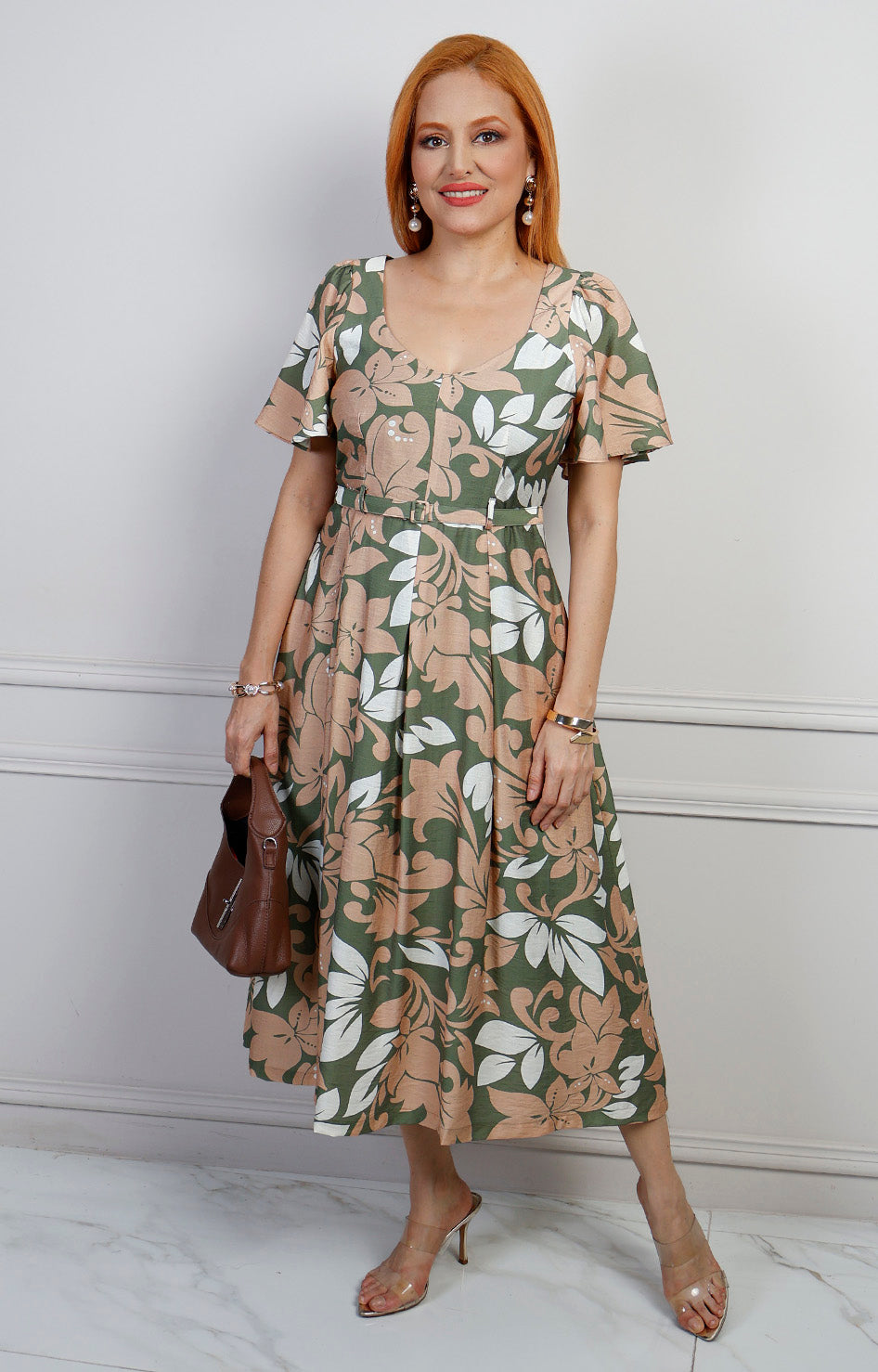 Vestido largo con estampado floral y cinturón de la marca Boutiquemirel, diseñado para un estilo elegante y cómodo.