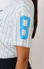 Blusa de rayas y aplicaciones de brillo
