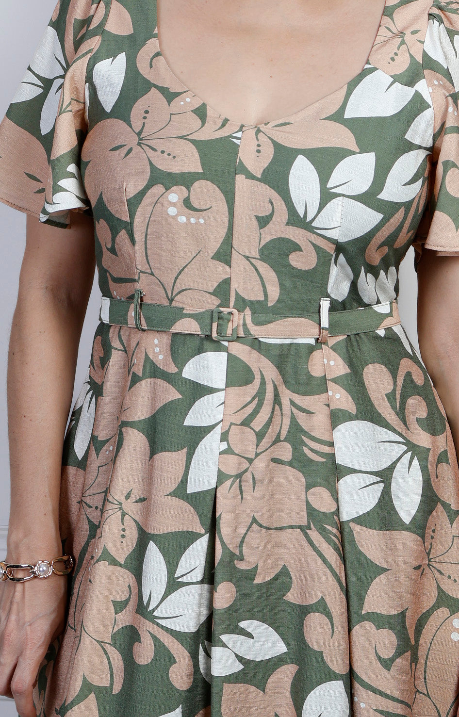 Vestido largo con estampado floral y cinturón de la marca Boutiquemirel, mostrando el diseño y la tela del vestido.