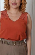 Blusa escote en V con tirantes a rayas