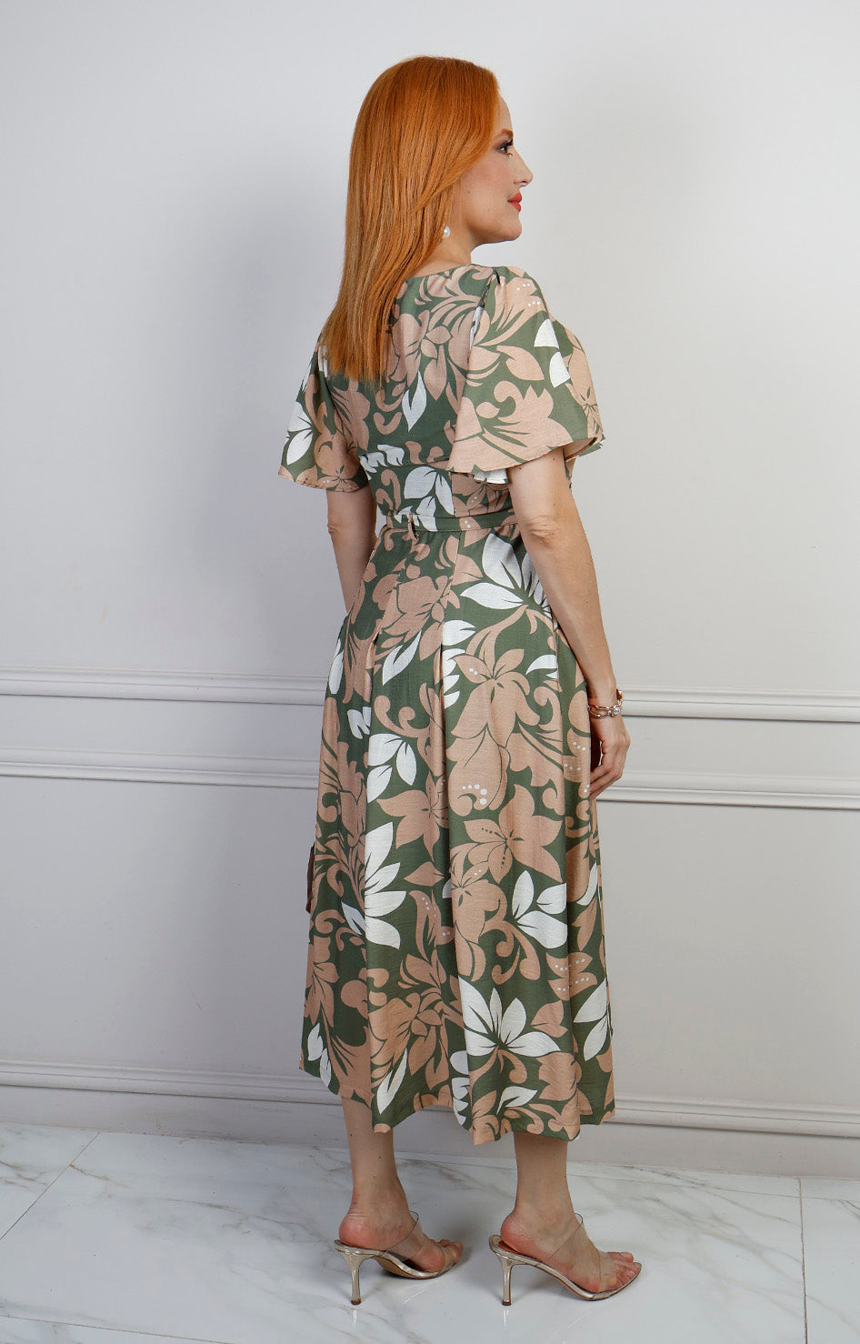Vestido largo con estampado floral y cinturón de la marca Boutiquemirel, mostrando el diseño y detalles del vestido.