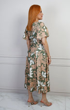 Vestido largo con estampado floral y cinturón de la marca Boutiquemirel, mostrando el diseño y detalles del vestido.