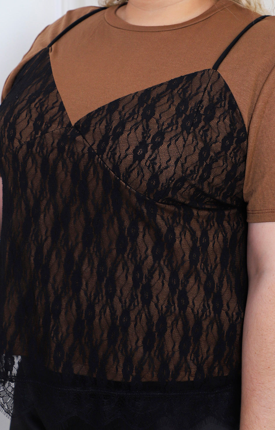 Blusa café con encaje