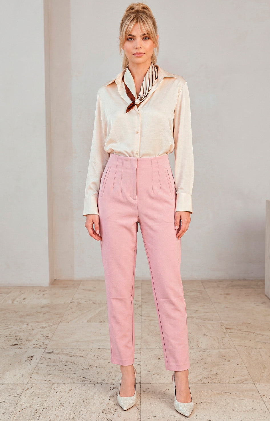Pantalón rosa recto con pinzas