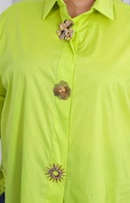 Blusa verde con botones dorados