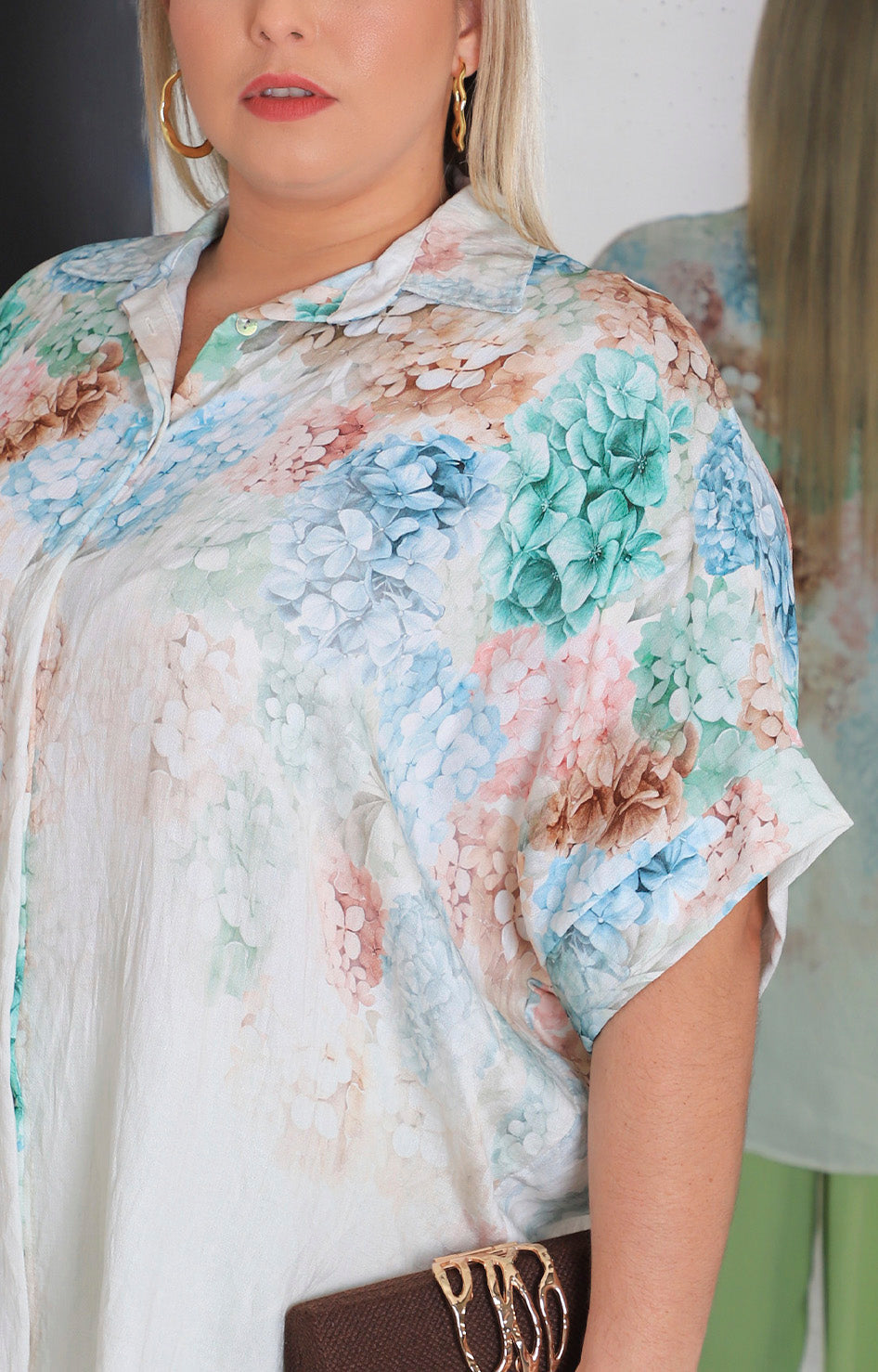 Blusa beige con estampado floral