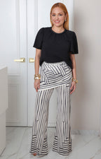 Pantalón beige con rayas y drapeado