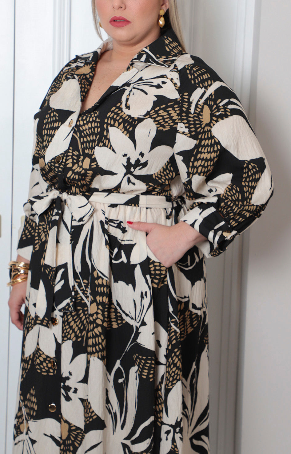 Vestido midi floral curvy de Boutiquemirel con cinturón ajustable y diseño estampado