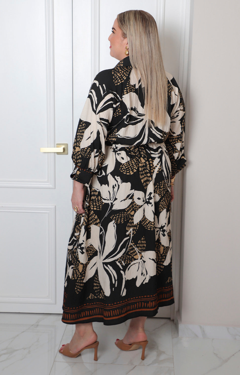 Vestido midi floral curvy Boutiquemirel con cinturón y diseño estampado de manga corta