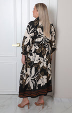 Vestido midi floral curvy Boutiquemirel con cinturón y diseño estampado de manga corta