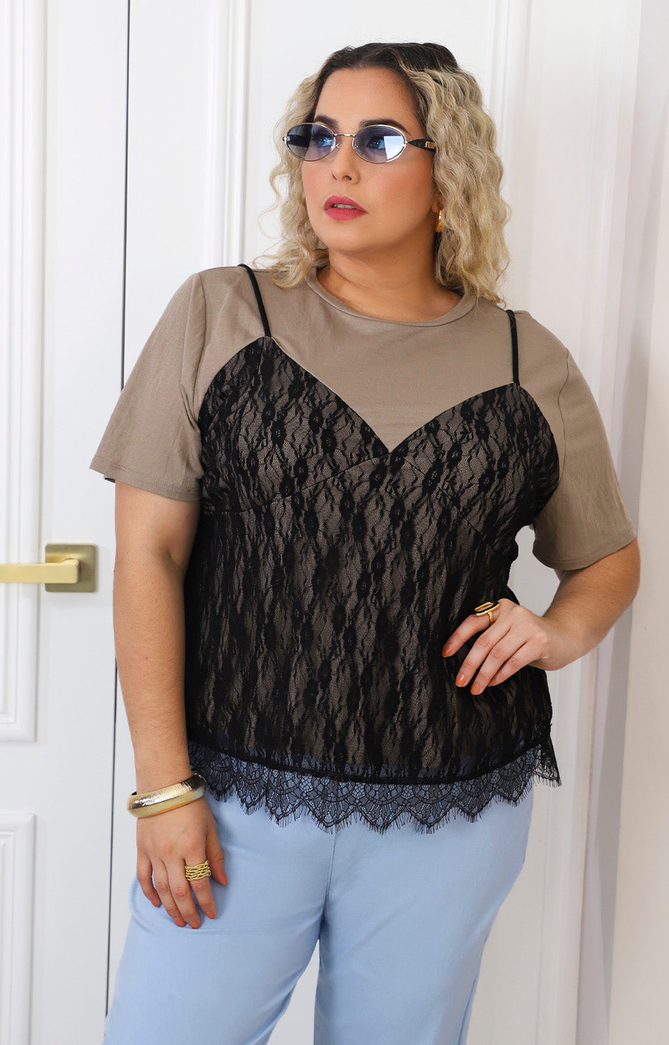 Blusa café con encaje