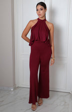 Palazzo largo regular Boutiquemirel en vino con escote halter, mostrando el tejido fluido y diseño elegante del vestido.