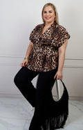 Blusa animal print con botón dorado