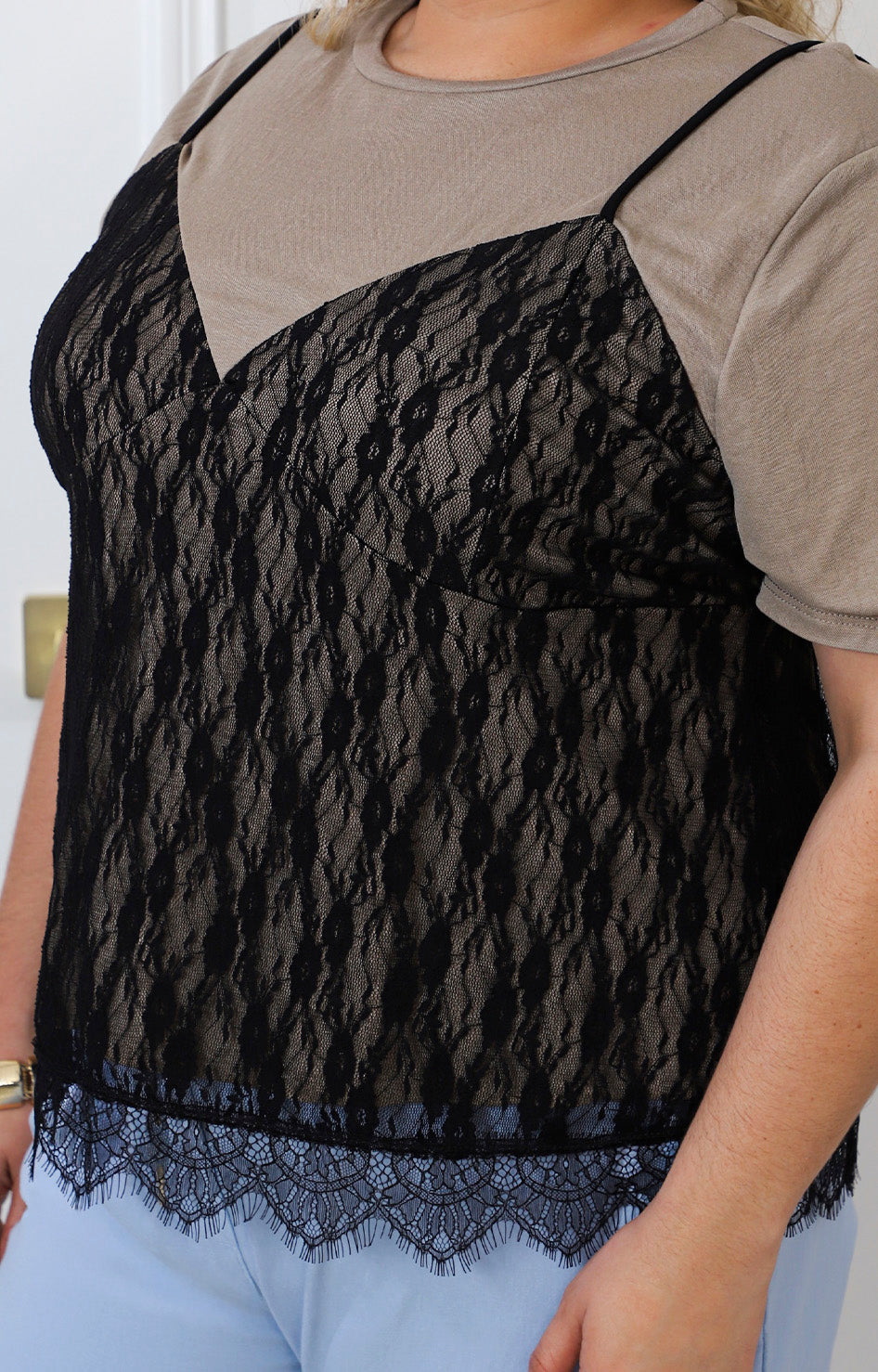 Blusa café con encaje
