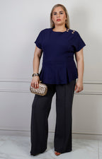 Blusa azul marino con botones dorados