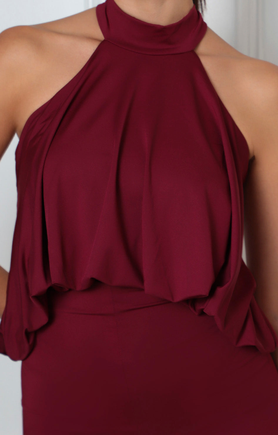 Palazzo largo regular de Boutiquemirel en color vino con escote halter y cintura ajustada, diseño elegante y moderno.
