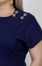 Blusa azul marino con botones dorados