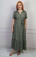 Vestido largo de polka dots de Boutiquemirel con botones, diseño elegante y cómodo, en tonos oscuros y blancos.
