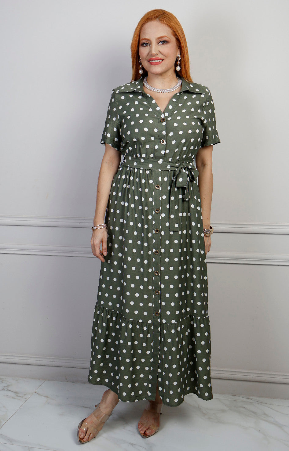 Vestido largo de polka dots de Boutiquemirel con botones, diseño elegante y cómodo, en tonos oscuros y blancos.