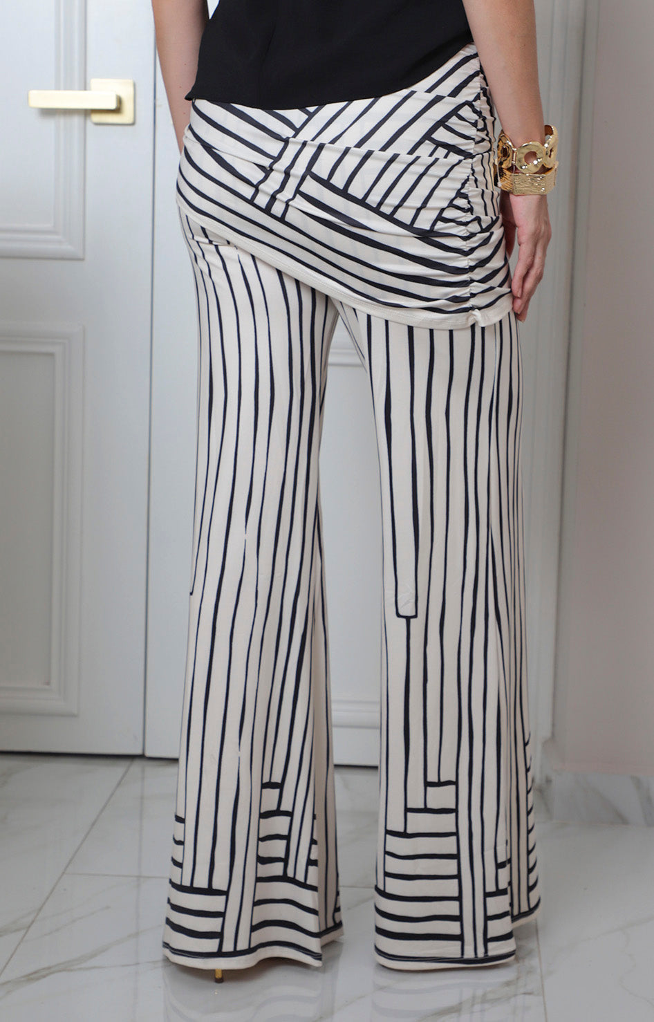 Pantalón beige con rayas y drapeado