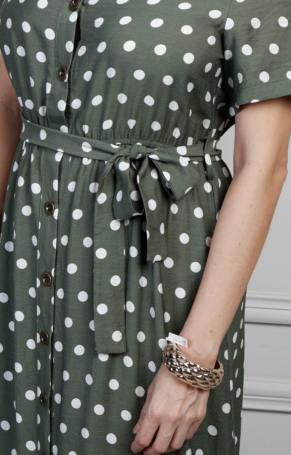 Vestido largo de puntos con botones de la marca Boutiquemirel, diseño elegante y cómodo para ocasiones especiales.