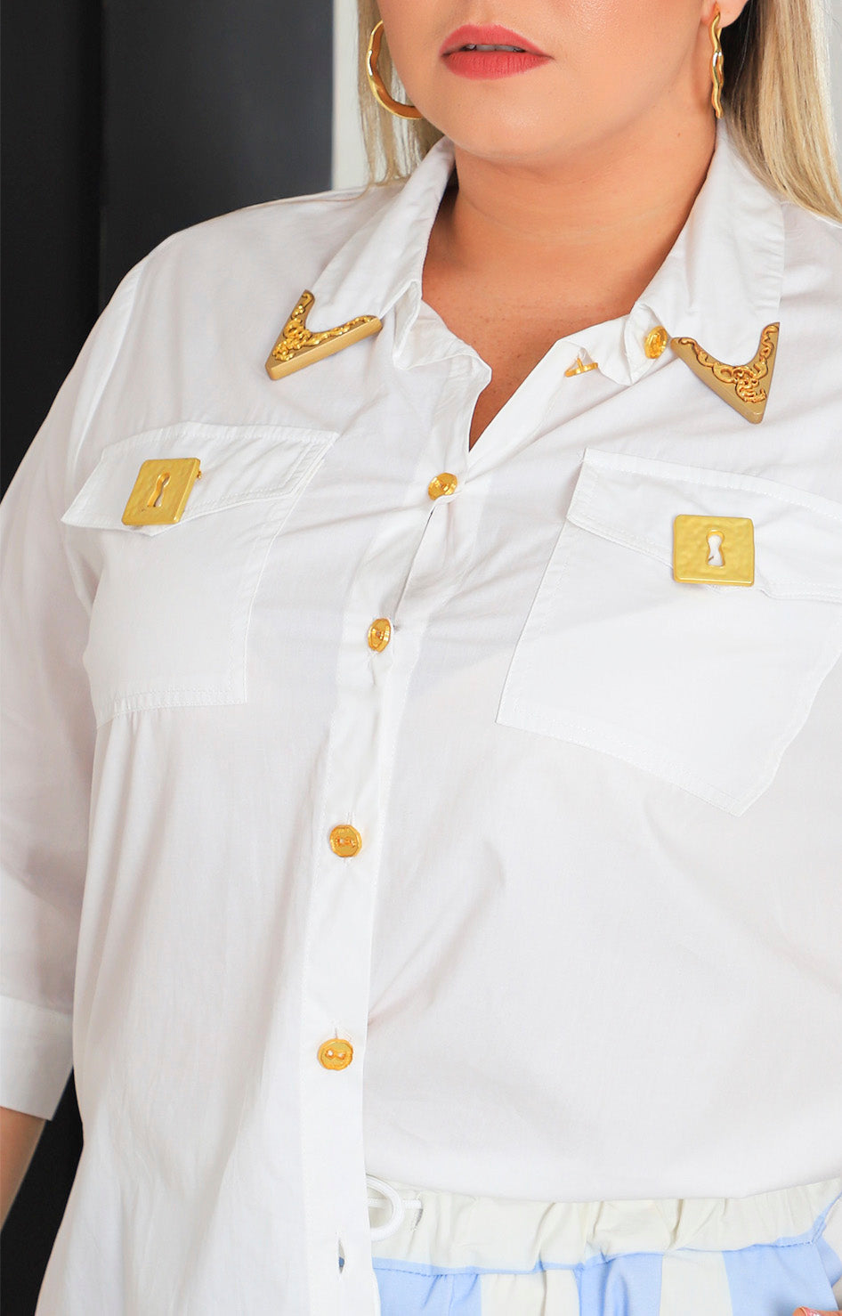Blusa lisa con aplicaciones
