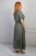 Vestido largo de lunares blancos y negros con botones en la parte delantera, de la marca Boutiquemirel.