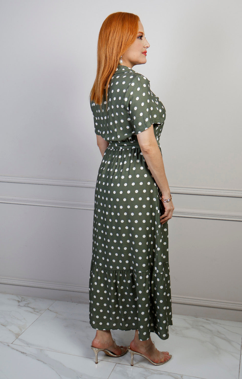 Vestido largo de lunares blancos y negros con botones en la parte delantera, de la marca Boutiquemirel.