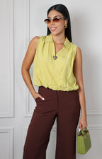 Blusa verde sin mangas con cuello camisero