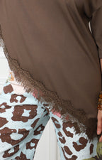 Blusa asimétrica con encaje