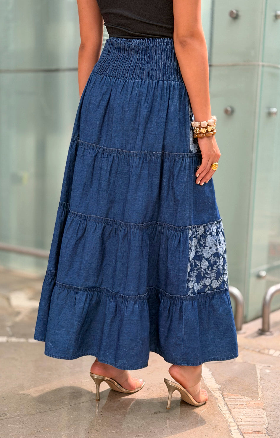 Falda azul con bordado floral