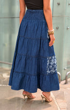 Falda azul con bordado floral