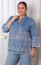Blusa de mezclilla con bordado