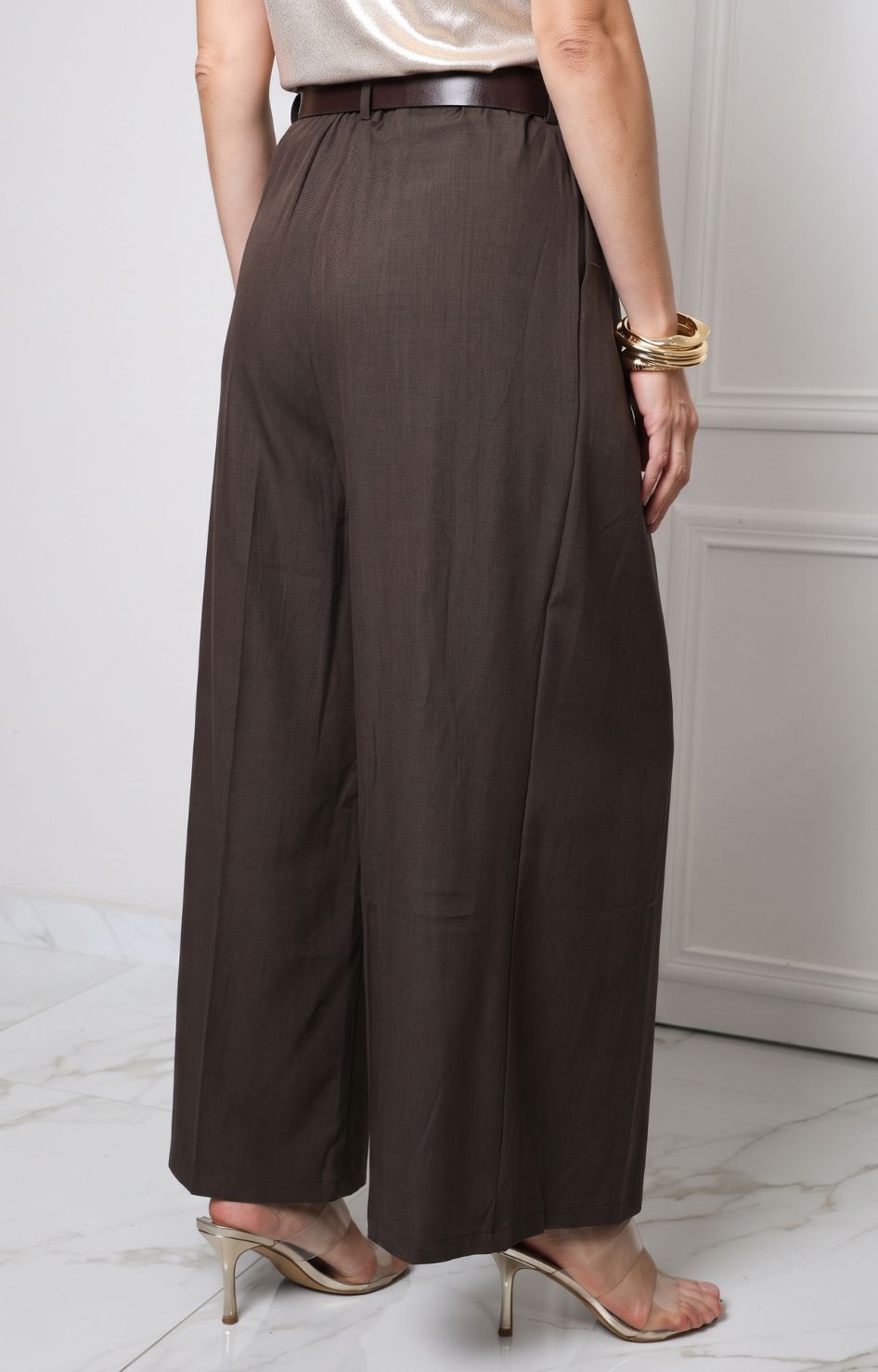 Pantalón plisado de pierna ancha con cinturón