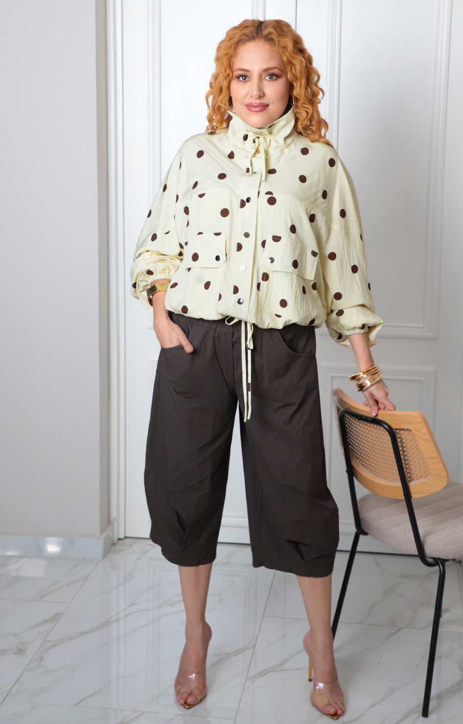 Chamarra beige con estampado de puntos de la marca Boutiquemirel, blusa regular con diseño elegante y moderno.