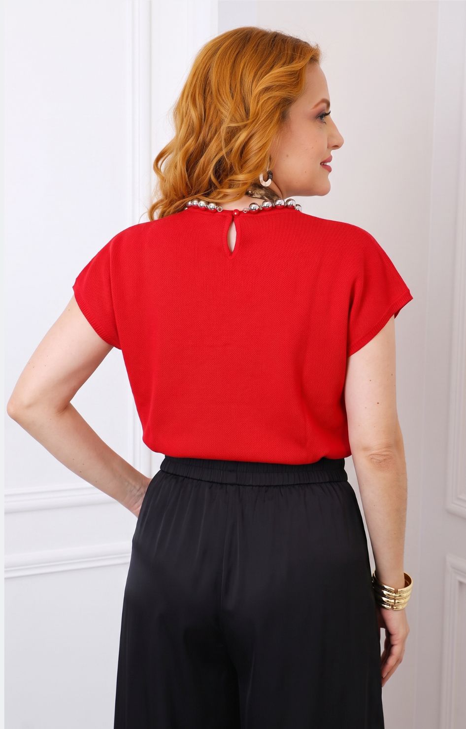 Blusa roja con cuello de esferas