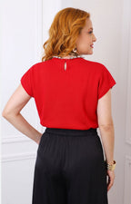 Blusa roja con cuello de esferas