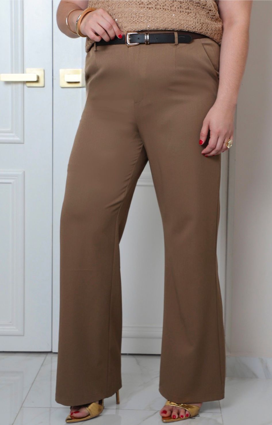 Pantalón curvy Boutiquemirel de tiro alto con cinturón incorporado
