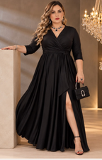 Vestido largo cruzado para curvas de la marca Boutiquemirel con cinturón, en tela fluida y diseño elegante.